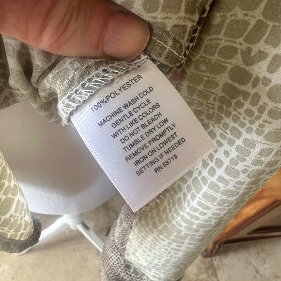 Valerie Stevens long sleeve lightweight blouse. Snake print excellent cond Small - Picture 9 of 12